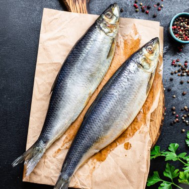Taze ringa balığı tuzlanmış deniz ürünleri. Masada yemeye hazır. Pesseeter diyet yemek.