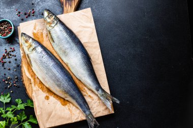 Taze ringa balığı tuzlanmış deniz ürünleri. Masada yemeye hazır. Pesseeter diyet yemek.