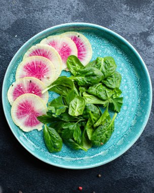 Karpuz turpu salatası Çin daikon diyeti taze dilimler pembe meyve sebzeleri, yeşil yapraklar ıspanak ıspanağı sağlıklı yemek marulu üst görünüm uzay yiyecek arka planı 
