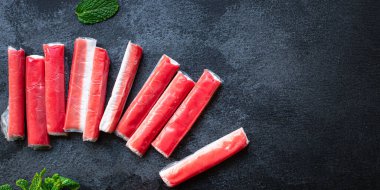 Yengeç çubuğu deniz ürünleri, yarı bitmiş balık kıyma diyeti, abur cubur, üst görünüm fotokopi alanı, metin-yiyecek arka plan, kırsal görüntü. 