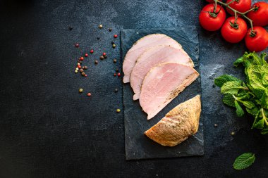 Taze, kaynamış domuz eti. Lezzetli. Masanın üstünde sağlıklı yemek atıştırmalığı. 