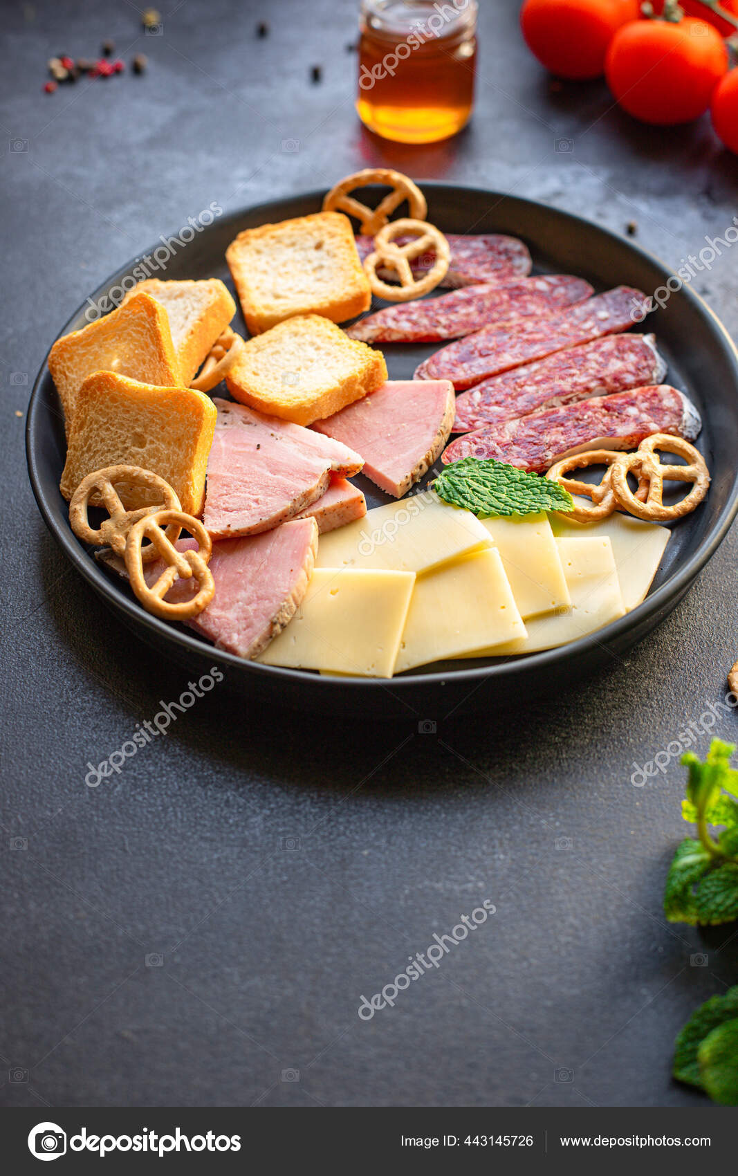 肉盘小吃火腿片分门别类奶酪盘饼干香肠腊肠在餐桌上美味可口户外顶视图复制空间为文字食物背景乡村 图库照片 C A Lesa Lesa 肉盘小吃火腿片分门别类奶酪盘饼干香肠腊肠在餐桌上美味可口户外顶视图复制空间为文字食物背景乡村 图库照片 C A Lesa Lesa