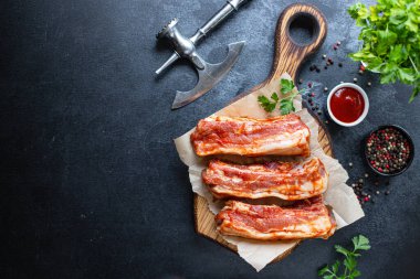 Pirzola çiğ domates sosu ızgara bbq marine edilmiş barbekü domuz eti taze yemek açık hava manzaralı fotokopi alanı metin yiyecekleri arka plan kırsal görüntü için