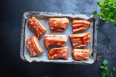 Pirzola çiğ domates sosu ızgara bbq marine edilmiş barbekü domuz eti taze yemek açık hava manzaralı fotokopi alanı metin yiyecekleri arka plan kırsal görüntü için