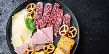 Et tabağı jambon dilimleri, peynir tabağı krakerleri sosis salam açık hava yemeği üst manzara fotokopi alanı metin yiyecekleri arka plan kırsal