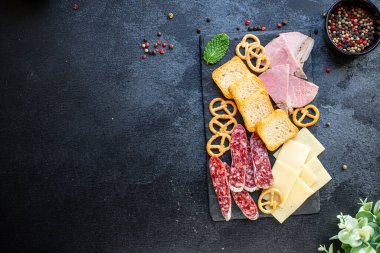 Et tabağı jambon dilimleri, peynir tabağı krakerleri sosis salam açık hava yemeği üst manzara fotokopi alanı metin yiyecekleri arka plan kırsal