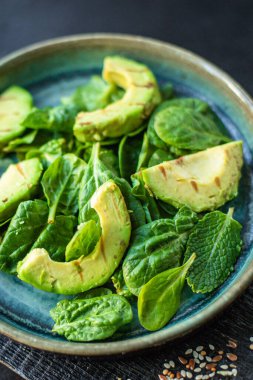 avokado salatası ızgara ve marul ıspanak roka atıştırmalık sebzeler açık havada sağlıklı yemek için masada hazır bekliyor.