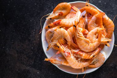 Karides haşlanmış karides karides deniz mahsulü kabukluları açık hava manzarası metin yiyecekleri için fotokopi alanı kırsal görüntü diyeti pesseeter