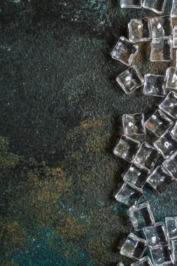 Yapay buz plastiği. Akrilik parçalar. Soğuk değil, optik illüzyon.