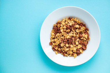 Sağlıklı yemek atıştırmalıkları için masada hazır mısır gevreği kahvaltısı açık hava manzarası metin yemek arkaplan resmi için fotokopi alanı