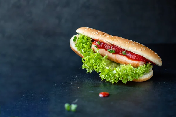 Hot Dog Sándwich Salchichas Comida Rápida Salsa Tomate Hoja Lechuga —  Fotos de Stock