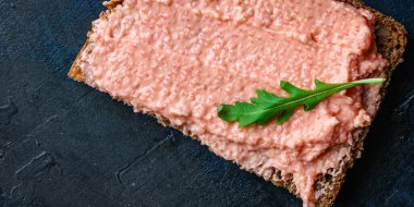 Smorrebrod deniz ürünleri kapelinli havyar havyarlı sandviç ve tuzlu somon ya da rillet balıklar açık büfede yemek için hazırdır.