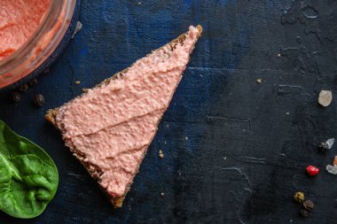 Smorrebrod deniz ürünleri kapelinli havyar havyarlı sandviç ve tuzlu somon ya da rillet balıklar açık büfede yemek için hazırdır.