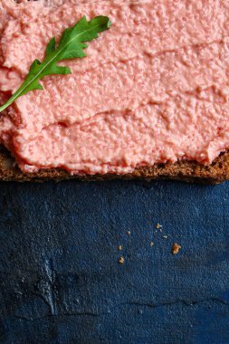 Smorrebrod deniz ürünleri kapelinli havyar havyarlı sandviç ve tuzlu somon ya da rillet balıklar açık büfede yemek için hazırdır.