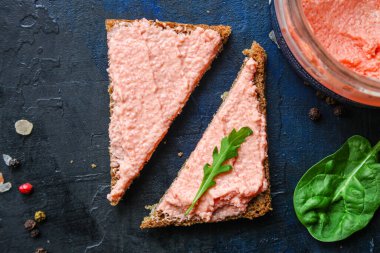 Smorrebrod deniz ürünleri kapelinli havyar havyarlı sandviç ve tuzlu somon ya da rillet balıklar açık büfede yemek için hazırdır.