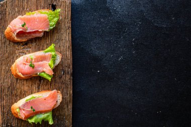 Smorrebrod sandviçi somon balığı bruschetta ve deniz ürünleri antipasto aperatifi açık hava atıştırmalığı için açık hava manzaralı metin yemek arka planı için fotokopi alanı. 