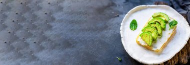 Kızarmış avokado ızgara bbq sebzeli sandviç vejetaryen aperatifi açık büfe yemek üst görünüm fotokopi alanı metin yiyecekleri arka plan resmi için 