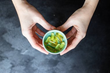 Balık yağı hapları vitaminleri kapsüller omega 3 veya kozmetik amaçlar için hiyalüronik asit diyet takviyesi ya da sağlıklı arka plan fotokopi alanı için masada yemeye hazır vücudun bağışıklığını güçlendirmek