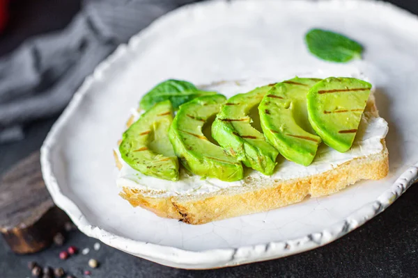 Fritti Avocado Grill Bbq Verdura Sandwich Vegetariano Spuntino Sulla Tavola — Foto Stock