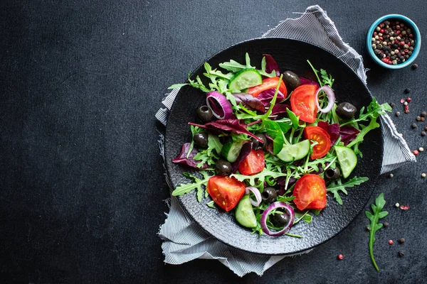 Sebze salatası domates, roka, marul, zeytin, fast food sağlıklı yemek için hazır porsiyon açık hava atıştırmalığı için fotokopi alanı metin yiyecek arka plan kırsal resim keto
