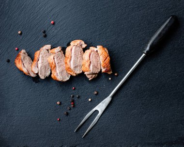 Ördek göğsü kızartılmış et ızgarası. Sağlıklı yemek için masadaki porsiyonları yemeye hazır. Açık hava manzarası.