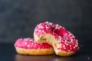 Donut tatlısı, pembe krema ve çilek dolumu. Sağlıklı yemek için porsiyon hazır. Üst görünüm için fotokopi alanı.