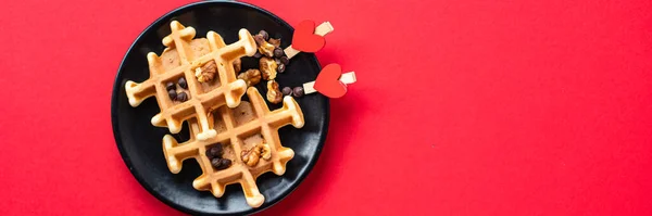 Belçika Waffle Süslemesi Kalp Kahvaltısı Iki Kişilik Aşk Sevgililer Günü — Stok fotoğraf
