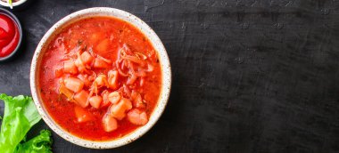 kırmızı domates çorbası ilk tabak borş et ve sebze masada et vejetaryen veya vejetaryen atıştırmalık keto veya paleo diyet üst görünüm fotokopi alanı metin yemek arka planı kırsal