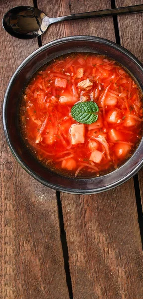 토마토 Borscht 고기와 테이블 채식이나 Paleo 다이어트 맨위에서 텍스트 음식을 — 스톡 사진