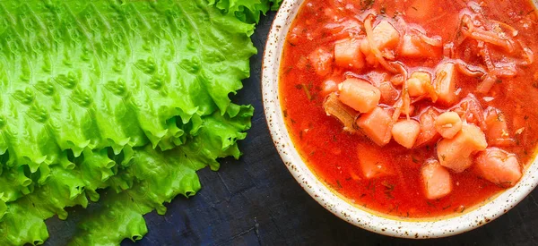 토마토 Borscht 고기와 테이블 채식이나 Paleo 다이어트 맨위에서 텍스트 음식을 — 스톡 사진