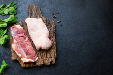 ördek göğsü çiğ et kümes hayvanları barbekü bölümü açık büfe yemek üst görünüm fotokopi alanı metin gıdası arka plan kırsal görüntü keto veya paleo diyeti için