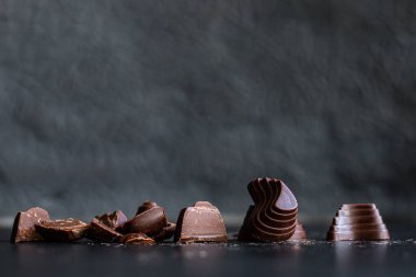 Çikolatalı şekerler, çikolatalı mantarlı şekerler, tatlılar, masadaki porsiyonları yemeye hazır sağlıklı yemek için açık hava manzaralı fotokopi alanı, metin yiyecekleri arka plan kırsal görüntüsü için.