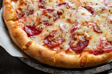 Etli sucuklu pizza sosisi ve duble peynirli fast food. Sağlıklı yemek için hazır porsiyonlar, açık hava manzarası, metin yiyecekleri arka planı için fotokopi alanı.