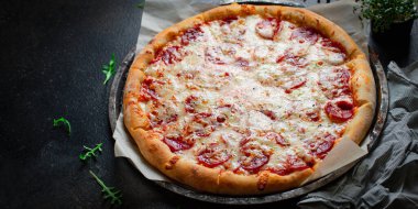 Etli sucuklu pizza sosisi ve duble peynirli fast food. Sağlıklı yemek için hazır porsiyonlar, açık hava manzarası, metin yiyecekleri arka planı için fotokopi alanı.