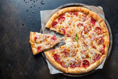 Etli sucuklu pizza sosisi ve duble peynirli fast food. Sağlıklı yemek için hazır porsiyonlar, açık hava manzarası, metin yiyecekleri arka planı için fotokopi alanı.