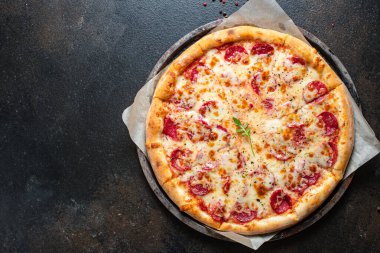 Etli sucuklu pizza sosisi ve duble peynirli fast food. Sağlıklı yemek için hazır porsiyonlar, açık hava manzarası, metin yiyecekleri arka planı için fotokopi alanı.