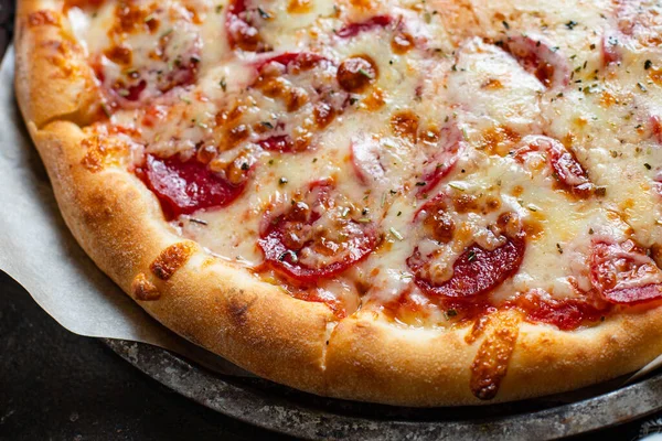 Etli sucuklu pizza sosisi ve duble peynirli fast food. Sağlıklı yemek için hazır porsiyonlar, açık hava manzarası, metin yiyecekleri arka planı için fotokopi alanı.