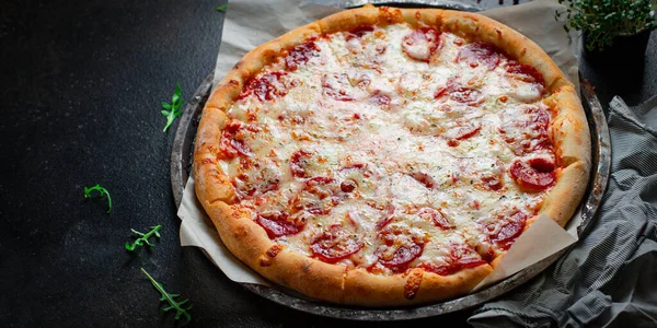 Etli sucuklu pizza sosisi ve duble peynirli fast food. Sağlıklı yemek için hazır porsiyonlar, açık hava manzarası, metin yiyecekleri arka planı için fotokopi alanı.