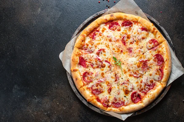 Etli sucuklu pizza sosisi ve duble peynirli fast food. Sağlıklı yemek için hazır porsiyonlar, açık hava manzarası, metin yiyecekleri arka planı için fotokopi alanı.