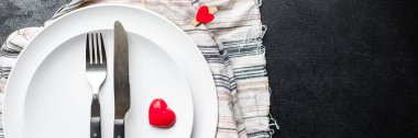 Bayram sofra takımı şenlik sofrası. Aşk tabağı, çatal, bıçak, sevgililer günü arka plan anneler günü veya 8 Mart 'ta metin yiyecekleri arka planı için fotokopi alanı ayarlanıyor.