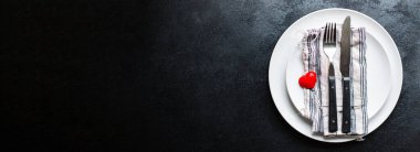 Bayram sofra takımı şenlik sofrası. Aşk tabağı, çatal, bıçak, sevgililer günü arka plan anneler günü veya 8 Mart 'ta metin yiyecekleri arka planı için fotokopi alanı ayarlanıyor.