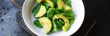avokado salatası, sebze kızartması, kıvırcık marul, ıspanak, roka, abur cubur, masadaki sağlıklı yemek, fotokopi, uzay, metin, arka plan kırsal görüntü. 