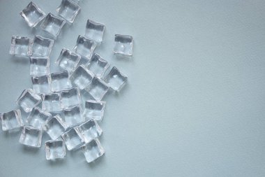 Yapay buz küpleri. Plastik parçalar. Şeffaf akrilik. Soğuk değil, optik illüzyon.