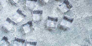 Yapay buz küpleri. Plastik parçalar. Şeffaf akrilik. Soğuk değil, optik illüzyon.