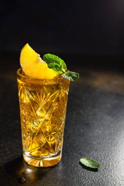 Buzlu limonata ya da limonata servisi, buzlu çay. Sağlıklı yemek için açık havada fotokopi alanı. Arka plan metni için fotokopi alanı. Kırsal görüntü keto veya paleo diyeti.