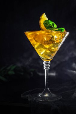 Buzlu limonata ya da limonata servisi, buzlu çay. Sağlıklı yemek için açık havada fotokopi alanı. Arka plan metni için fotokopi alanı. Kırsal görüntü keto veya paleo diyeti.