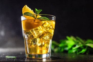 Buzlu limonata ya da limonata servisi, buzlu çay. Sağlıklı yemek için açık havada fotokopi alanı. Arka plan metni için fotokopi alanı. Kırsal görüntü keto veya paleo diyeti.