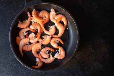 karidesler kızarmış karides baharatları masada lezzetli vejetaryen porsiyonları sağlıklı yemek için açık hava manzarası fotokopi alanı metin gıdaları arka plan kötümserliği için