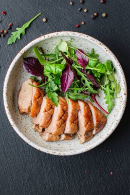 Kızarmış ördek göğsü ve salata yaprakları ızgara veya ızgara et kümes hayvanları sağlıklı yemek için açık havada üst görünüm fotokopi alanı için masa üzerinde