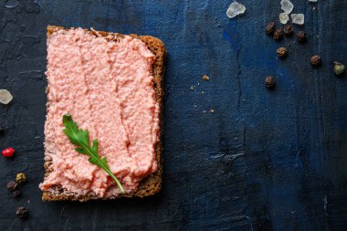 Smorrebrod sandviçi kapelinli havyar ve tuzlu somon balığı ya da pirzola. Masa yemeğindeki balıklar. Üst görünüm fotokopi alanı.